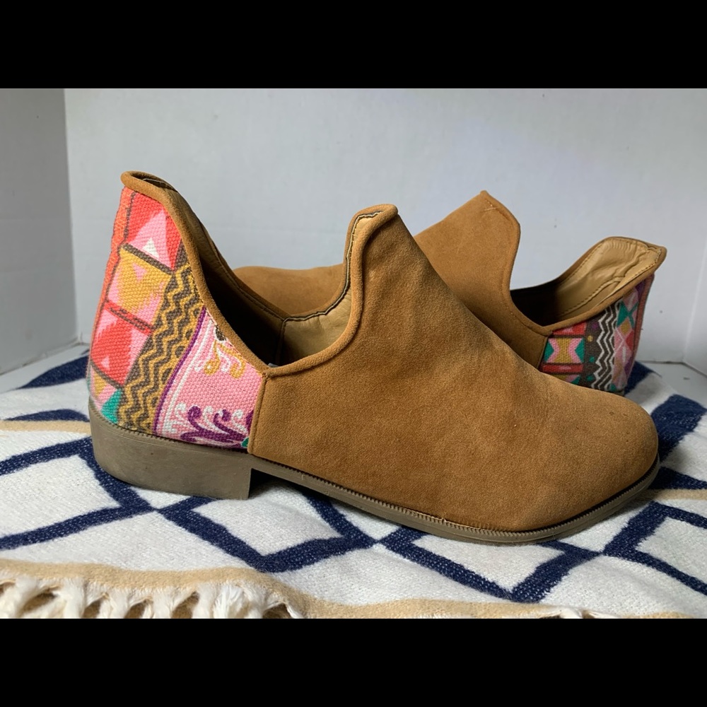 Sould out womens size 8 Aztec print ankle booties